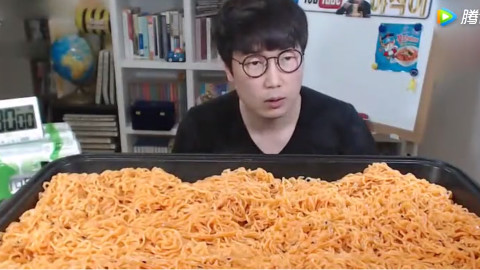 韩国大胃王狂吃一锅火鸡面,大口大口猛吃,有这么饿吗?